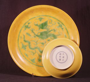 Twee keizerlijke gele schotels, Cheng-te periode (1506-21)